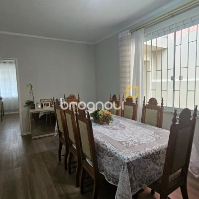 Casa com 262m², 4 quartos (sendo 1 suíte), 2 garagens, no bairro Ipiranga em São José
