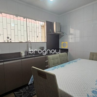 Casa com 262m², 4 quartos (sendo 1 suíte), 2 garagens, no bairro Ipiranga em São José