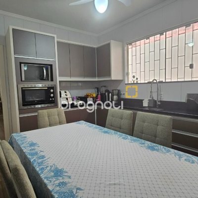 Casa com 262m², 4 quartos (sendo 1 suíte), 2 garagens, no bairro Ipiranga em São José
