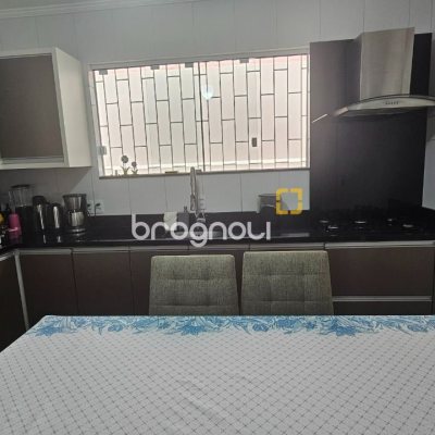 Casa com 262m², 4 quartos (sendo 1 suíte), 2 garagens, no bairro Ipiranga em São José