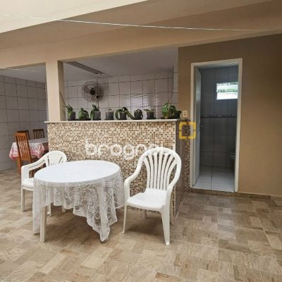 Casa com 262m², 4 quartos (sendo 1 suíte), 2 garagens, no bairro Ipiranga em São José