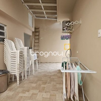Casa com 262m², 4 quartos (sendo 1 suíte), 2 garagens, no bairro Ipiranga em São José