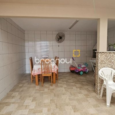 Casa com 262m², 4 quartos (sendo 1 suíte), 2 garagens, no bairro Ipiranga em São José
