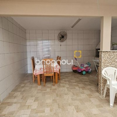 Casa com 262m², 4 quartos (sendo 1 suíte), 2 garagens, no bairro Ipiranga em São José