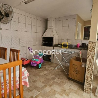Casa com 262m², 4 quartos (sendo 1 suíte), 2 garagens, no bairro Ipiranga em São José