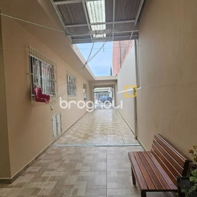 Casa com 262m², 4 quartos (sendo 1 suíte), 2 garagens, no bairro Ipiranga em São José