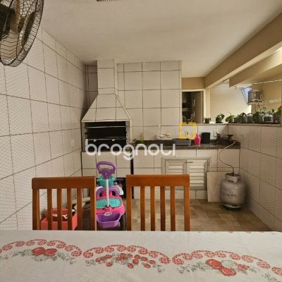 Casa com 262m², 4 quartos (sendo 1 suíte), 2 garagens, no bairro Ipiranga em São José