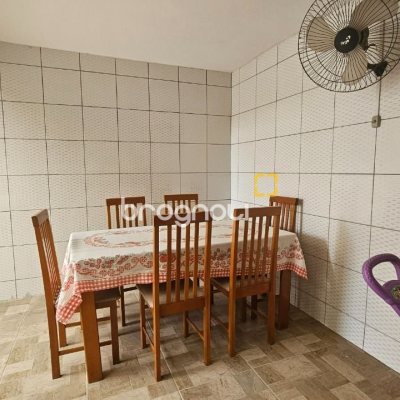 Casa com 262m², 4 quartos (sendo 1 suíte), 2 garagens, no bairro Ipiranga em São José