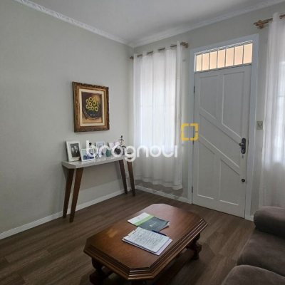 Casa com 262m², 4 quartos (sendo 1 suíte), 2 garagens, no bairro Ipiranga em São José