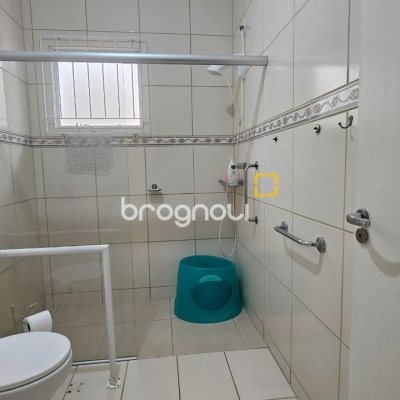 Casa com 262m², 4 quartos (sendo 1 suíte), 2 garagens, no bairro Ipiranga em São José