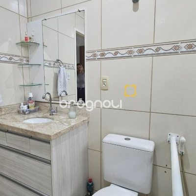 Casa com 262m², 4 quartos (sendo 1 suíte), 2 garagens, no bairro Ipiranga em São José