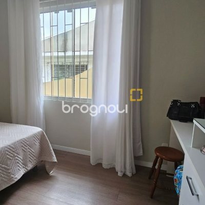 Casa com 262m², 4 quartos (sendo 1 suíte), 2 garagens, no bairro Ipiranga em São José