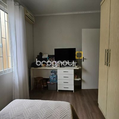 Casa com 262m², 4 quartos (sendo 1 suíte), 2 garagens, no bairro Ipiranga em São José