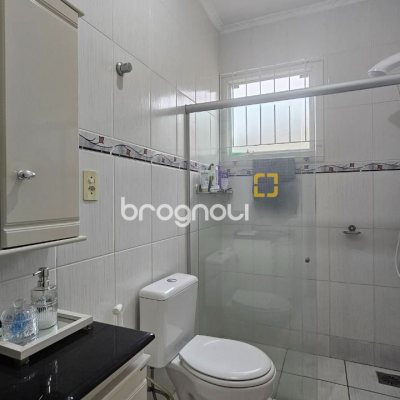 Casa com 262m², 4 quartos (sendo 1 suíte), 2 garagens, no bairro Ipiranga em São José