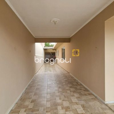 Casa com 262m², 4 quartos (sendo 1 suíte), 2 garagens, no bairro Ipiranga em São José