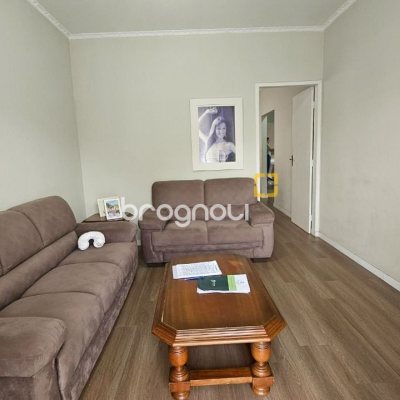 Casa com 262m², 4 quartos (sendo 1 suíte), 2 garagens, no bairro Ipiranga em São José