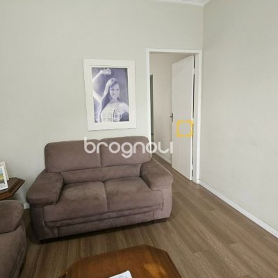 Casa com 262m², 4 quartos (sendo 1 suíte), 2 garagens, no bairro Ipiranga em São José