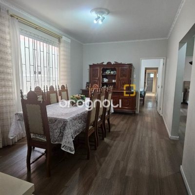 Casa com 262m², 4 quartos (sendo 1 suíte), 2 garagens, no bairro Ipiranga em São José