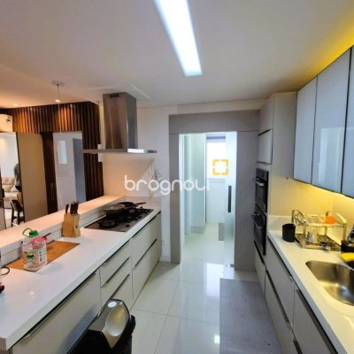 Cobertura com 180m², 3 quartos (sendo 3 suítes), 3 garagens, no bairro Balneário em Florianópolis