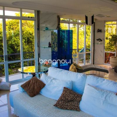 Casa com 650m², 5 quartos (sendo 2 suítes), 3 garagens, no bairro Cacupé em Florianópolis