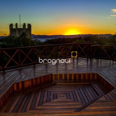 Casa com 650m², 5 quartos (sendo 2 suítes), 3 garagens, no bairro Cacupé em Florianópolis