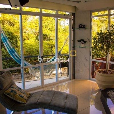 Casa com 650m², 5 quartos (sendo 2 suítes), 3 garagens, no bairro Cacupé em Florianópolis