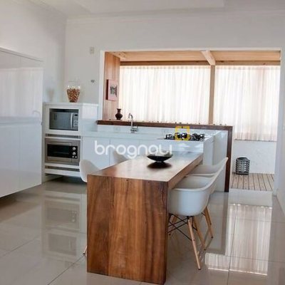 Cobertura com 176m², 3 quartos (sendo 1 suíte), 2 garagens, no bairro Itacorubi em Florianópolis