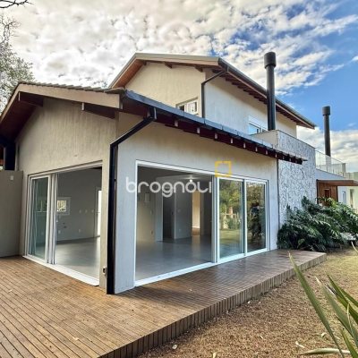 Casa de Condomínio com 197m², 4 quartos (sendo 4 suítes), 3 garagens, no bairro Campo Duna em Garopaba