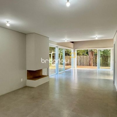 Casa de Condomínio com 197m², 4 quartos (sendo 4 suítes), 3 garagens, no bairro Campo Duna em Garopaba