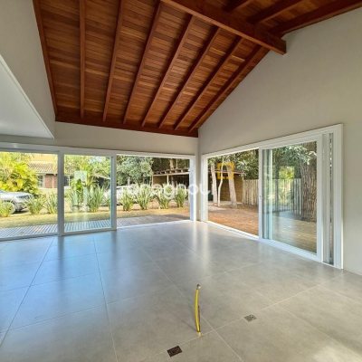 Casa de Condomínio com 197m², 4 quartos (sendo 4 suítes), 3 garagens, no bairro Campo Duna em Garopaba
