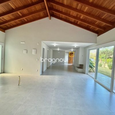 Casa de Condomínio com 197m², 4 quartos (sendo 4 suítes), 3 garagens, no bairro Campo Duna em Garopaba