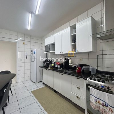 Apartamento com 75m², 2 quartos (sendo 1 suíte), 1 garagem, no bairro Estreito em Florianópolis