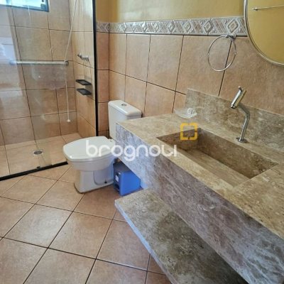 Casa com 288m², 6 quartos (sendo 2 suítes), 2 garagens, no bairro Praia Brava em Florianópolis