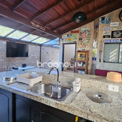 Casa com 288m², 6 quartos (sendo 2 suítes), 2 garagens, no bairro Praia Brava em Florianópolis