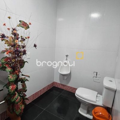 Casa com 288m², 6 quartos (sendo 2 suítes), 2 garagens, no bairro Praia Brava em Florianópolis