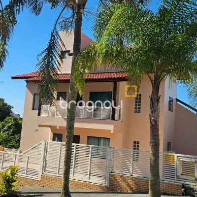 Casa com 288m², 6 quartos (sendo 2 suítes), 2 garagens, no bairro Praia Brava em Florianópolis