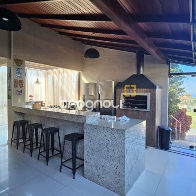 Casa com 288m², 6 quartos (sendo 2 suítes), 2 garagens, no bairro Praia Brava em Florianópolis