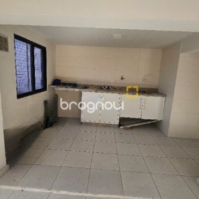 Casa com 288m², 6 quartos (sendo 2 suítes), 2 garagens, no bairro Praia Brava em Florianópolis