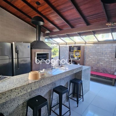Casa com 288m², 6 quartos (sendo 2 suítes), 2 garagens, no bairro Praia Brava em Florianópolis