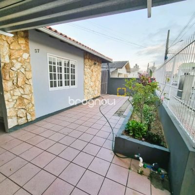 Casa com 180m², 4 quartos, 2 garagens, no bairro Bela Vista em São José