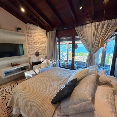 Casa com 309m², 4 quartos (sendo 1 suíte), 3 garagens, no bairro Sambaqui em Florianópolis