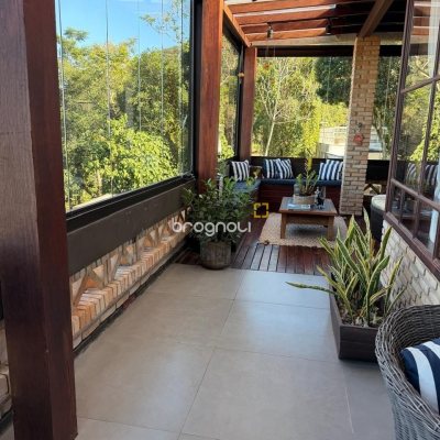 Casa com 309m², 4 quartos (sendo 1 suíte), 3 garagens, no bairro Sambaqui em Florianópolis