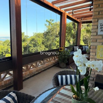 Casa com 309m², 4 quartos (sendo 1 suíte), 3 garagens, no bairro Sambaqui em Florianópolis