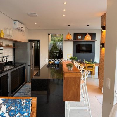 Casa com 309m², 4 quartos (sendo 1 suíte), 3 garagens, no bairro Sambaqui em Florianópolis