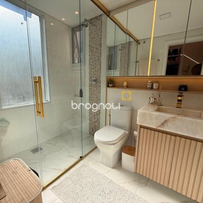 Casa com 309m², 4 quartos (sendo 1 suíte), 3 garagens, no bairro Sambaqui em Florianópolis