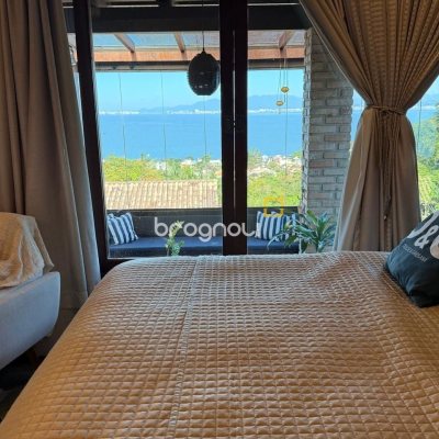 Casa com 309m², 4 quartos (sendo 1 suíte), 3 garagens, no bairro Sambaqui em Florianópolis