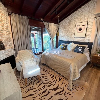 Casa com 309m², 4 quartos (sendo 1 suíte), 3 garagens, no bairro Sambaqui em Florianópolis