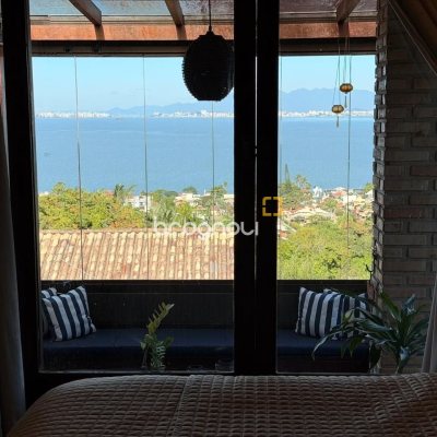 Casa com 309m², 4 quartos (sendo 1 suíte), 3 garagens, no bairro Sambaqui em Florianópolis