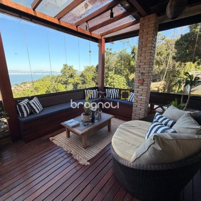 Casa com 309m², 4 quartos (sendo 1 suíte), 3 garagens, no bairro Sambaqui em Florianópolis