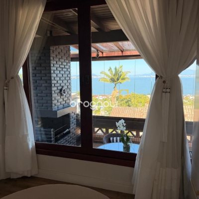 Casa com 309m², 4 quartos (sendo 1 suíte), 3 garagens, no bairro Sambaqui em Florianópolis